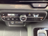 運転席シートヒーターを装備しており、寒い季節のドライブも快適。スイッチ操作で素早く温まり、冬場の通勤や長距離移動をしっかりサポートします。