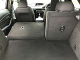 リヤシートを倒すと大きな荷物も搭載可能です。