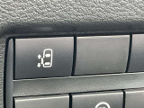 助手席側に電動オートスライドドア機能が付いております。スイッチひとつでドアの開閉が可能です。