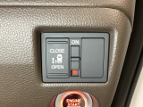 左側電動スライドドアは運転席からでも操作ができるように、ハンドル付近に開閉の操作スイッチが付いています。