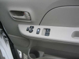 運転席 助手席パワーウインドウです。