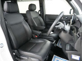 運転席のスペースはゆったりしていて、視界も広く確保されているので普段の運転からロングドライブまで快適です。