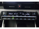 ★運転席と助手席でそれぞれお好みに合わせて温度設定が行えるフルオートエアコンです。外気温や室温、日射量を感知し、吹き出し温度、風量を緻密に制御します