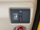 左側電動スライドドアは運転席からでも操作ができるように、ハンドル付近に開閉の操作スイッチが付いています。