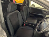 運転席の画像です。足元やシートまわりに余裕があり、リラックスした姿勢で運転が可能です。視界も良好で操作系へのアクセスもしやすく、快適で安心感のあるドライブをサポートします。