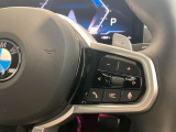 BMWのステアリングはドライバーと車体が一体感に感じれるような操作性を実現しております。また、握りやすさや操作性を向上するためにスイッチ類も配置されております。