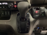 CVT車のセレクトレバーです。低速から高速まで、変速ショックのないスムーズな走りと、エンジン効率のよい領域を維持して燃費にも貢献します。サイドブレーキはスイッチ操作の電子制御パーキングブレーキです。