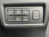 電動リアゲートになっているので荷物を持っていてもボタン一つで開けることができるので大変便利です。