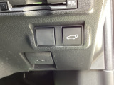 車内からワンタッチでバックドアを開閉できます。