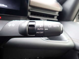 オートライト機能が装備されており暗い場所に入ると車両が検知しライトのON・OFFを自動的に切り替えてくれますので非常に便利な装備です♪