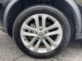 純正のアルミホイールです!お車に合ったデザインのホイールになっています!
