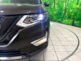 【LEDヘッドライト】悪天候や夜間走行時も良好な視界を確保し安心して運転できる高輝度LEDヘッドライトを装備!点灯速度が早く、消費電力も抑えられています。
