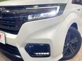 【LEDヘッドライト】悪天候や夜間走行時も良好な視界を確保し安心して運転できる高輝度LEDヘッドライトを装備!点灯速度が早く、消費電力も抑えられています。