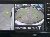 アラウンドビューモニターです。上空からお車の周りを見る感覚で表示されますので、車庫入れも安心です。