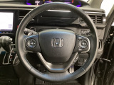 ハンドルにHondaセンシング系のクルーズコントロールやレーンキープアシストなどのスイッチと、オーディオの操作スイッチが装備されています。ハンドルから手を離さず安全に操作できます。