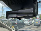 インテリジェントルームミラーです。人や物で視界が遮られてても、車体後部のカメラ映像に切り替えることにより、クリアな後方視界を実現しています。