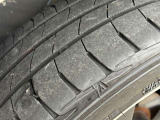 年式も新しく溝も良好です