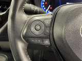 ステアリングスイッチ付きで、運転中に視線を前に向けたまま操作できます。