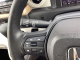 オーディオコントロールスイッチがハンドルに装備されているのでハンドルから手を離さずに運転が可能です。