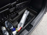 ラゲッジスペースの下には車載の充電ケーブル、パンクの応急修理キット、工具等が入っています。