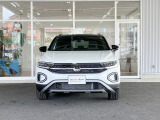 ドイツ車はフロントマスクに特徴がございます。一目で分かるデザインです。個性的なLEDデイタイムランニングライトが目を引くフロントフェイスです。
