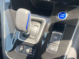 電動パーキングブレーキと便利なオートブレーキホールドボタン(停止保持制御)。