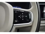 右側のステアリングスイッチは、オーディオコントロール、音声入力時のスイッチが備わります。