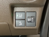 ハンドルの右側にはヘットライトリベライザーとHondaセンシング用のメインスイッチがついています。ヘッドライトリベライザーは道路状況や積荷の加重に応じてライトの高さを調節できます。