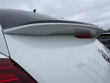 専用リヤスポイラー。丸みのあるボディにスポーティなスタイルを際立たせるアクセントです。