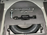 ラゲッジルーム下には車載工具及びスペアータイヤを収納。