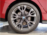 【BMWアロイホイル】軽量かつ強度に拘ったアロイホイル。走行性能ポテンシャルを引き出す設計。車の足元を引き締めてくれる大きなポイントはアロイホイルです。
