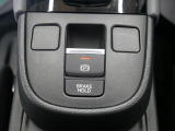 【電子制御パーキングブレーキ】スイッチ操作でパーキングブレーキをオン/オフ。発進時、運転席のシートベルトが着用されている時アクセルを踏めば自動的に解除されます。