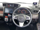 運転席まわりです。 各操作スイッチは使いやすい位置に配置されてます。
