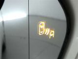 ブラインドスポットモニター装備。隣車線を走る車両を検知。ドアミラーでは確認しにくい後方、側方エリアに存在する車両や急接近してくる車両も検知しドアミラーに搭載されたLEDインジケーターが点灯します。