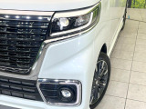 【LEDヘッドライト】悪天候や夜間走行時も良好な視界を確保し安心して運転できる高輝度LEDヘッドライトを装備!点灯速度が早く、消費電力も抑えられています。