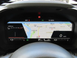 運転に必要な情報をグラフィカルに表示し、少ない視線移動で瞬時に認識できる先進的な液晶メーター。こちらはナビゲーション情報と連携する「地図画面」になります。
