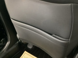 【シートバックポケット】すぐ手に取りたいアイテムをスマートにしまっておけます。限られた空間を有効に活用でき、長距離のドライブでも車内を清潔感のある落ち着いた状態に保ってくれる実用的な機能です。
