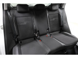 安全性と快適性を追求した、少し硬めのシート。 これは長時間の運転や渋滞などの状況でも、身体の疲労度が少ないことを求めたものです。