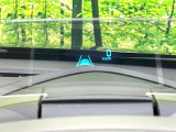 【ヘッドアップディスプレイ】現在の速度や走行情報をデジタル表示で運転席前方のガラスに投影!運転中、目線をずらさず必要な情報を確認できるのでとっても便利で安心!