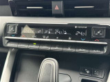 ★エアコンパネル★温度設定で操作ができるオートエアコンが装備されています!