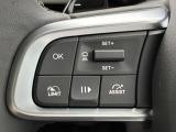 アダプティブクルーズコントロールは、フロントバンパーのレーダーセンサーを使用し、前方の車両の加減速に応じて自動的にスピードを調節、車間距離を維持します。(時速30km以上で使用可能)