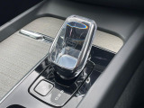 【オレフォス社製クリスタル・シフトノブ】高い存在感を放つクリスタルのシフトノブはボルボ上位車のみに装備される特別なアイテム。スウェーデン南部のクリスタルガラスメーカー、オレフォス社による製造。