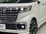 【LEDヘッドライト】悪天候や夜間走行時も良好な視界を確保し安心して運転できる高輝度LEDヘッドライトを装備!点灯速度が早く、消費電力も抑えられています。