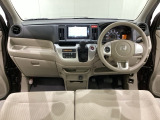 車内は光触媒抗菌消臭施工済です。インパネ周りはスタイリッシュなデザインです。グローブボックスやカップホルダーのほかにトレーなどたくさんの収納スペースが付いています。