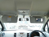 運転席にサンバイザー裏にはバニティミラーが備わっていますので、車の外に出る前にパパッと身だしなみをチェックすることができて便利ですよ♪