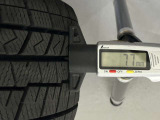 冬タイヤの残り溝は7.7mmです。スリップラインからは5.7mmとなっております。
