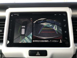 全周囲の画像が表示されます。 運転席から見づらい個所なども、上空から見たような映像で確認できます。  映像の切替もでき、後方確認だけでなく大変便利な機能です。