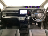車内は光触媒抗菌消臭施工済です。スタイリッシュなデザインでスポーティなインパネ周りを演出します。グローブボックスやカップホルダーのほかにトレーなどたくさんの収納スペースが付いています。
