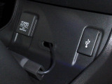12V電源ソケットを設置しております。周辺機器の充電にご利用頂けます。便利なUSBジャックも付いています。