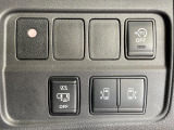 【ハンズフリー機能付き両側パワースライドドア】スライドドアの下に足先を入れてすぐ引くと、自動的にスライドドアが開閉します!荷物で両手がふさがった状態でも、ドアの開閉ができてとっても便利!